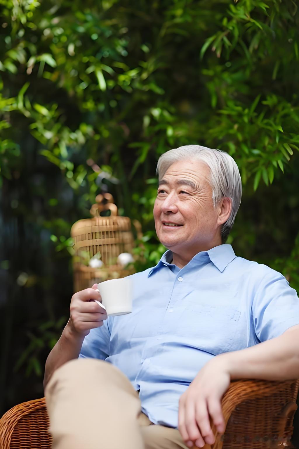 当“不结婚老了怎么办”的追问一次次涌向主动选择单身的女性，本质上是社会依然在用“
