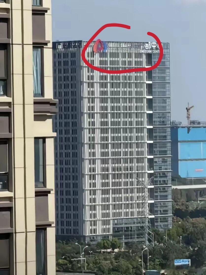 #三只羊集团东部中心招牌被拆# 三只羊东部集团中的招牌被吹跑了还是被拆了？假期还