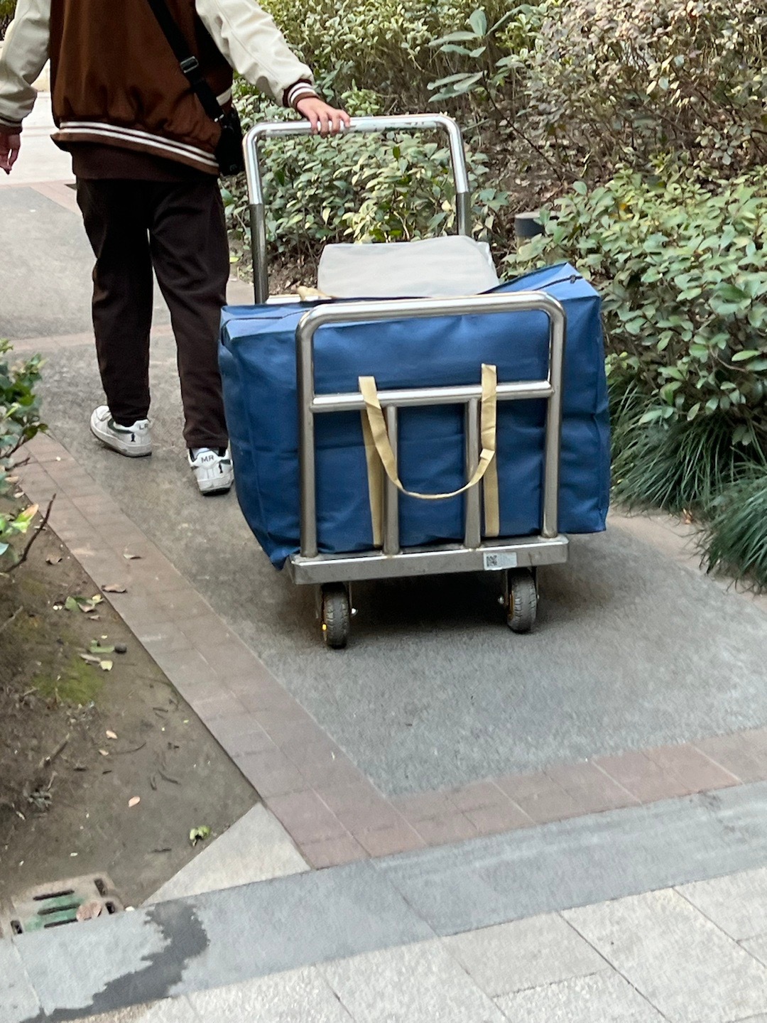 我觉得这个小区不管是居民还是保安都挺好的……昨天碰到了一个主动帮我开门顶门的小孩