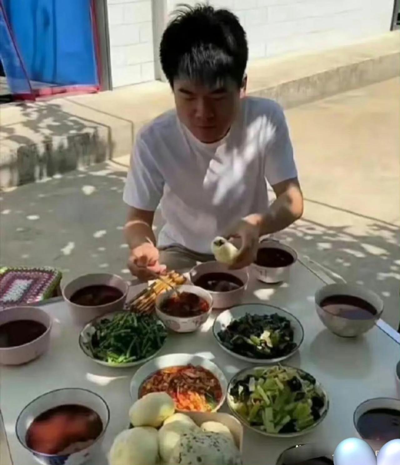 董宇辉回家吃辣椒蘸水全素宴也这么带劲！他这包子估计味儿有点淡了，还得弄点儿蘸水配