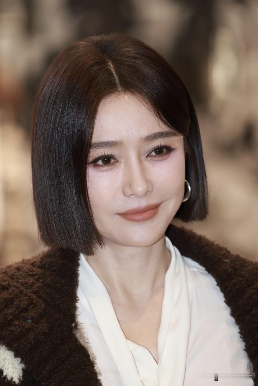 秦岚，47岁了，
该做的一样没做，
没结婚，没当妈，也没生娃，目前没有稳定伴侣。