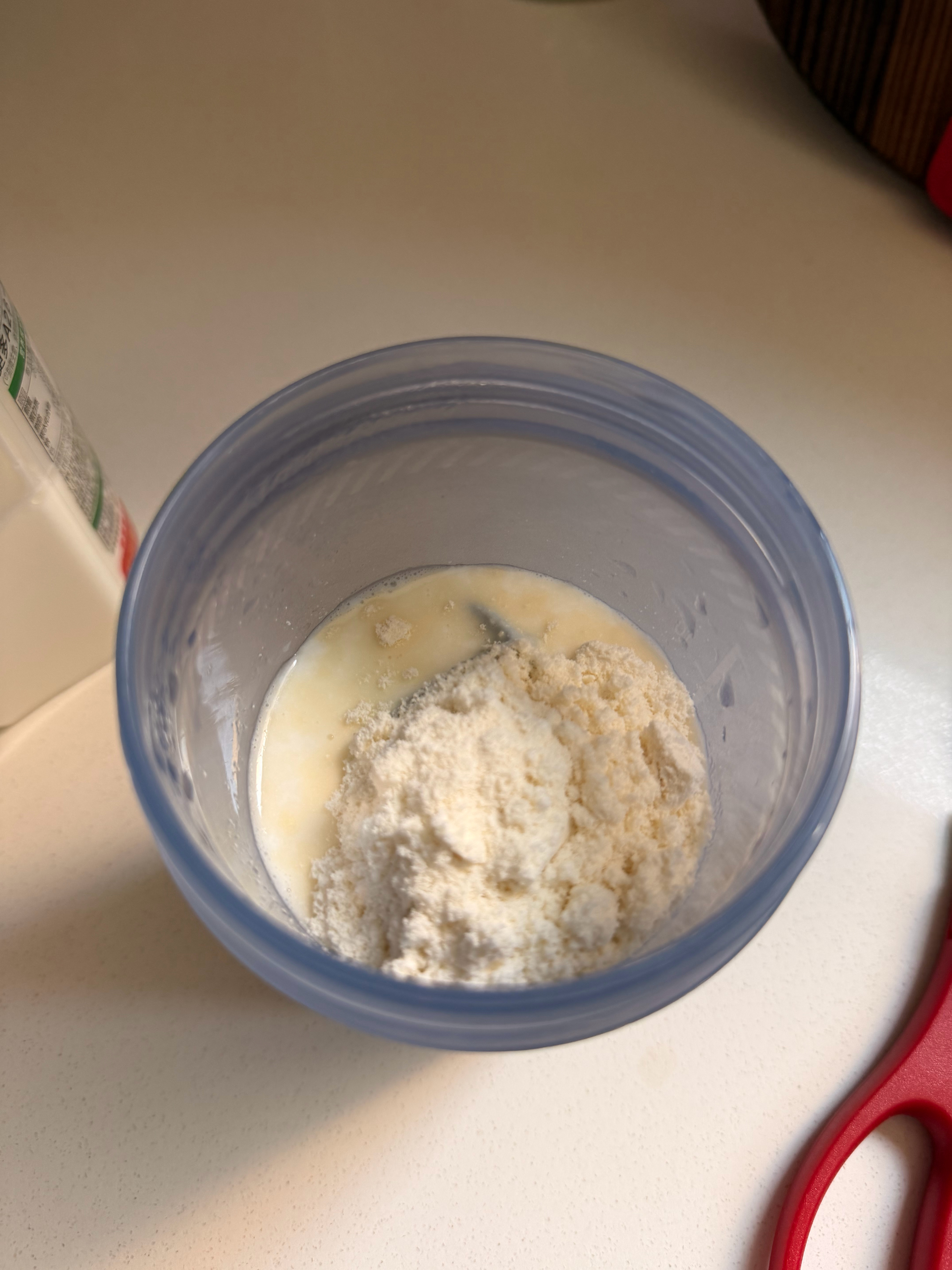 蛋白粉对牛奶真的很好喝，有点酸奶奶昔的味道现在快成去健身的动力了，就为了练完能喝