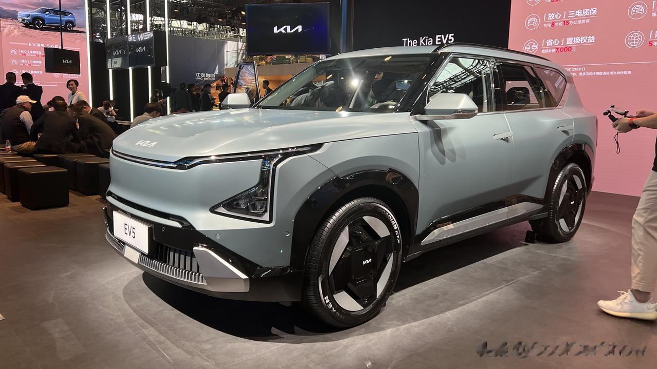 起亚EV5上市，售价14.98万元-17.48万元。新车基于E-GMP平台打造。