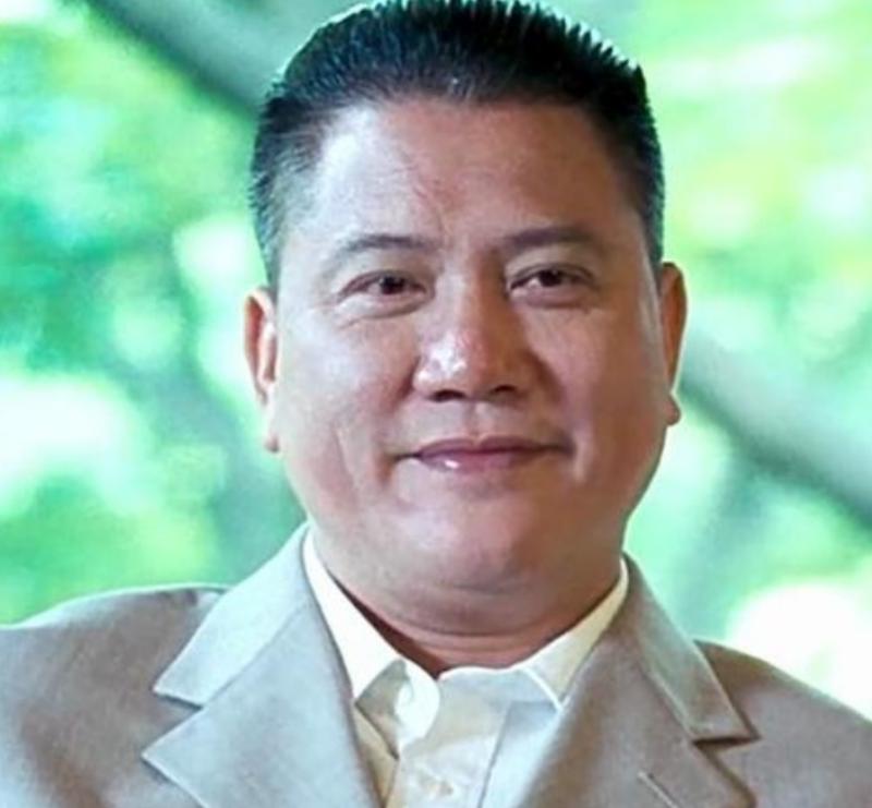 68岁的万梓良，在县城商场的简易舞台上唱一场商演，能挣15万，可他抠门到只给自己