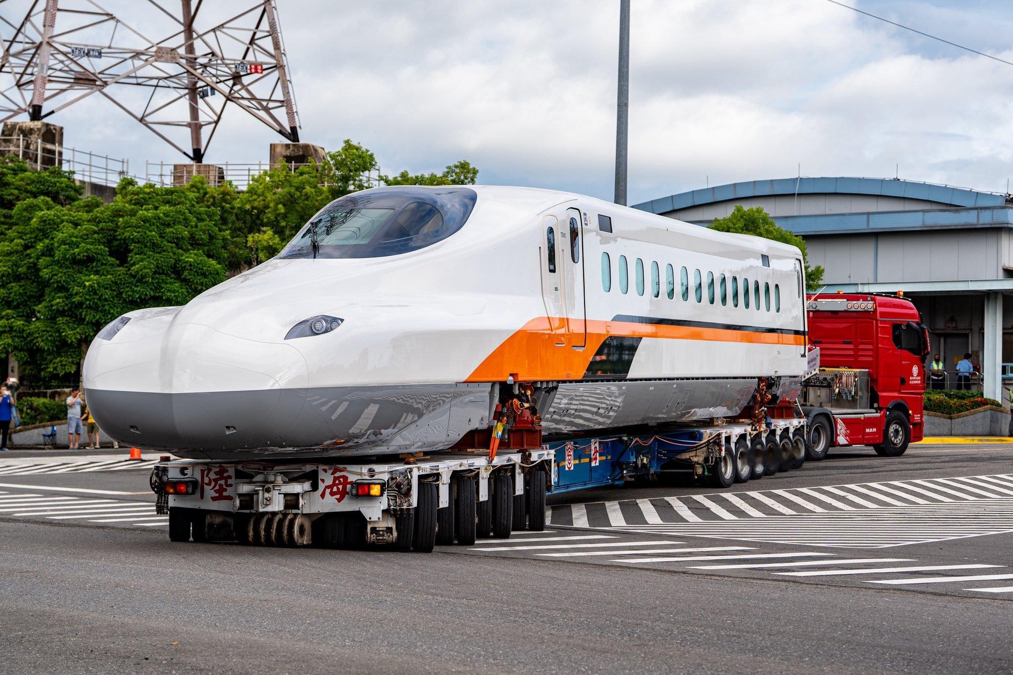 台湾高铁首列从日本引进的N700ST“鸭嘴兽”运抵高雄 