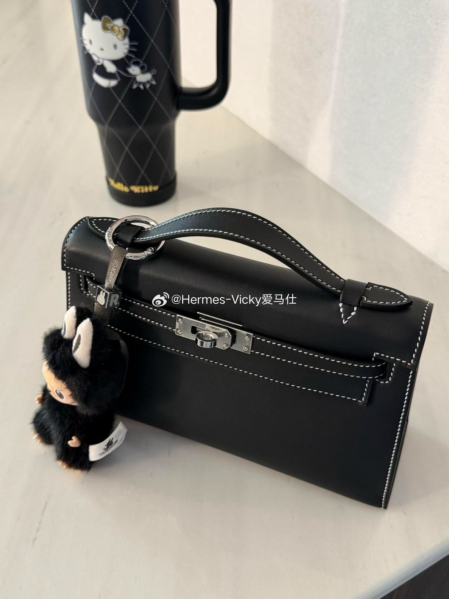 给黑银加一点‘白’挂上喜欢的玩偶，原本矜持的 Kelly 一代也变得生动起来。保