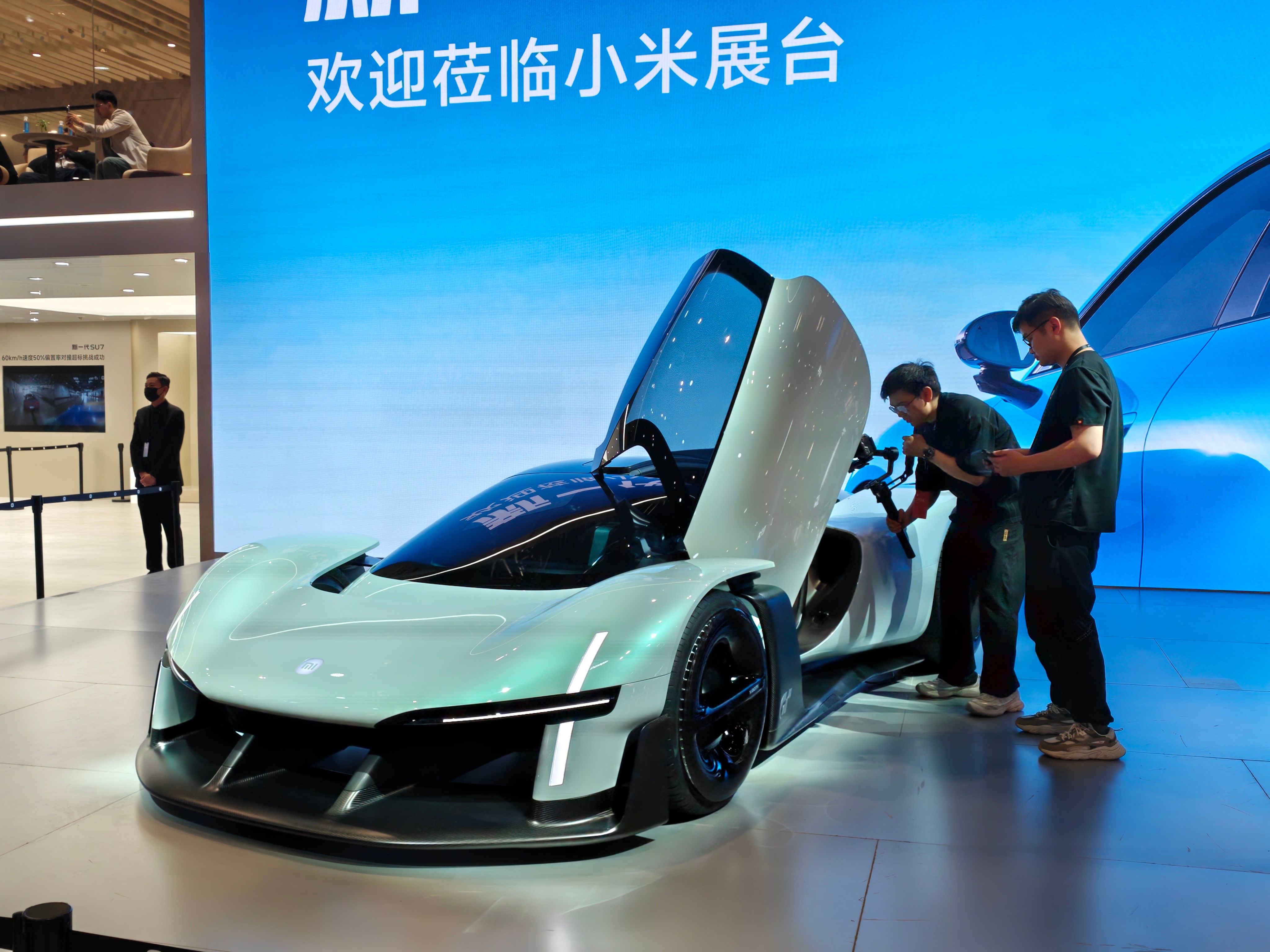 给大家看看小米Vision GT的一些细节，超大的尾翼、黑洞悬浮轮毂、飞翼门，内