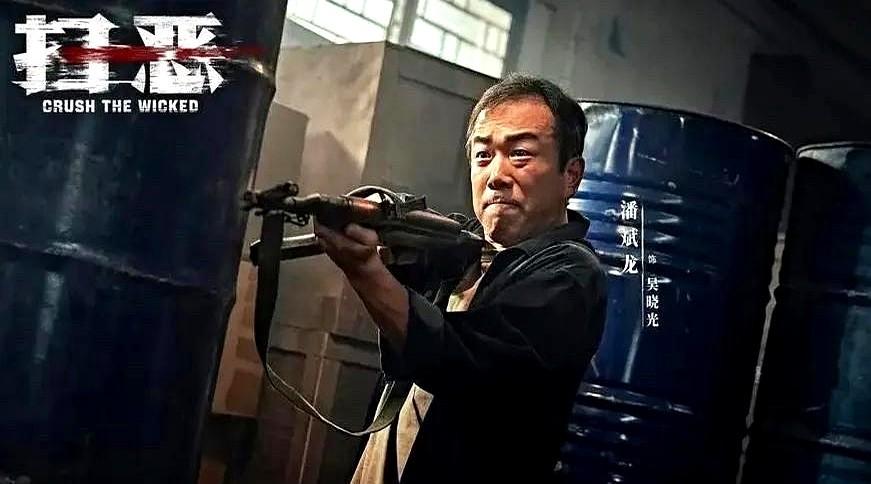 包贝尔这次真把我给看愣了！

网大《扫恶》里，他演的悍匪张斌，长发一留，眼神阴鸷