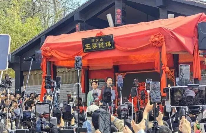 王婆相亲会再热议：女生先登尴尬谁担？先验“罪”还是验“爱”？网友热议：非诚勿扰模
