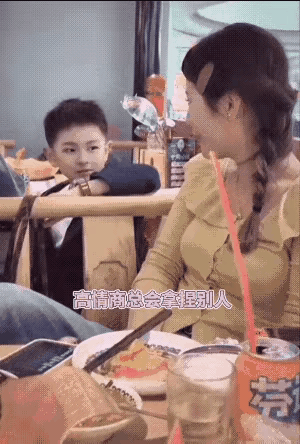 饭店吃饭偶遇一位超帅小孩哥，小姐姐忍不住多看了几眼，这一看直接破防了。
 
小孩