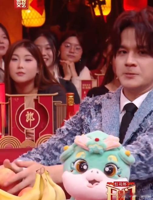 石凯徒手掰苹果 石凯这个徒手掰苹果的表演，简直是手眼协调的完美展现。 