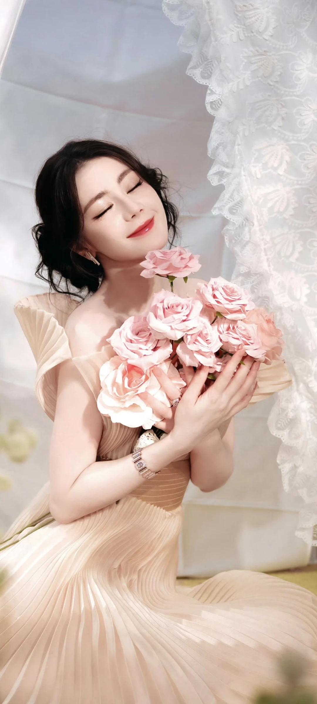 迪丽热巴壁纸～少女的梦境：香槟色与玫瑰粉相遇，美得让人说不出！