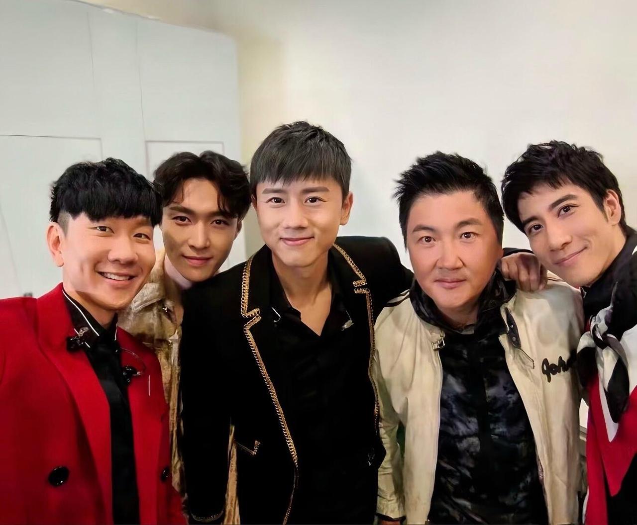 华语的半边天，这是真的唱歌战神，集合了一半的大神，周杰伦再来就是王炸组合！
王力