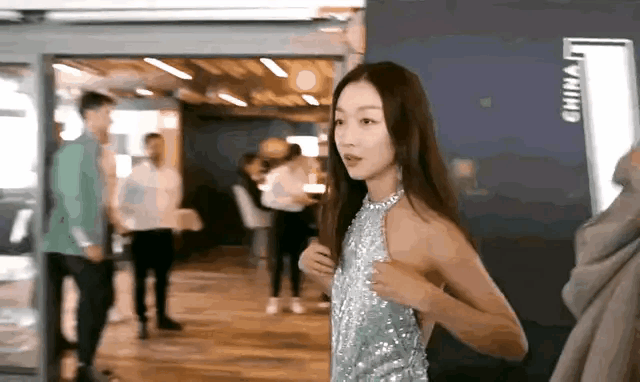 周冬雨这是啥情况？啥表情？这操作啥意思…