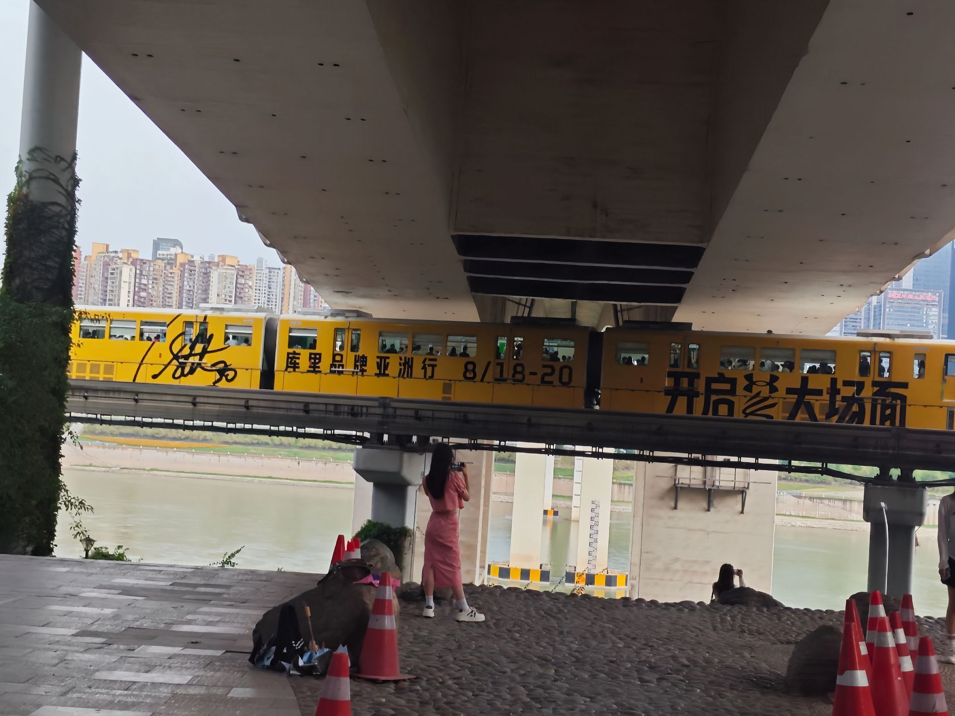 开启大场面 重庆网红打卡地，已经有了库里配色。期待几天后的库里中国行[打call