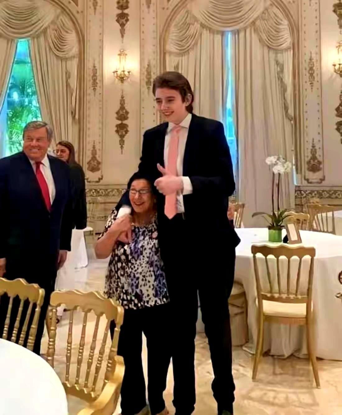 特朗普是给儿子吃了啥？
这身高太吓人了，2米以上的Barron Trump，给人