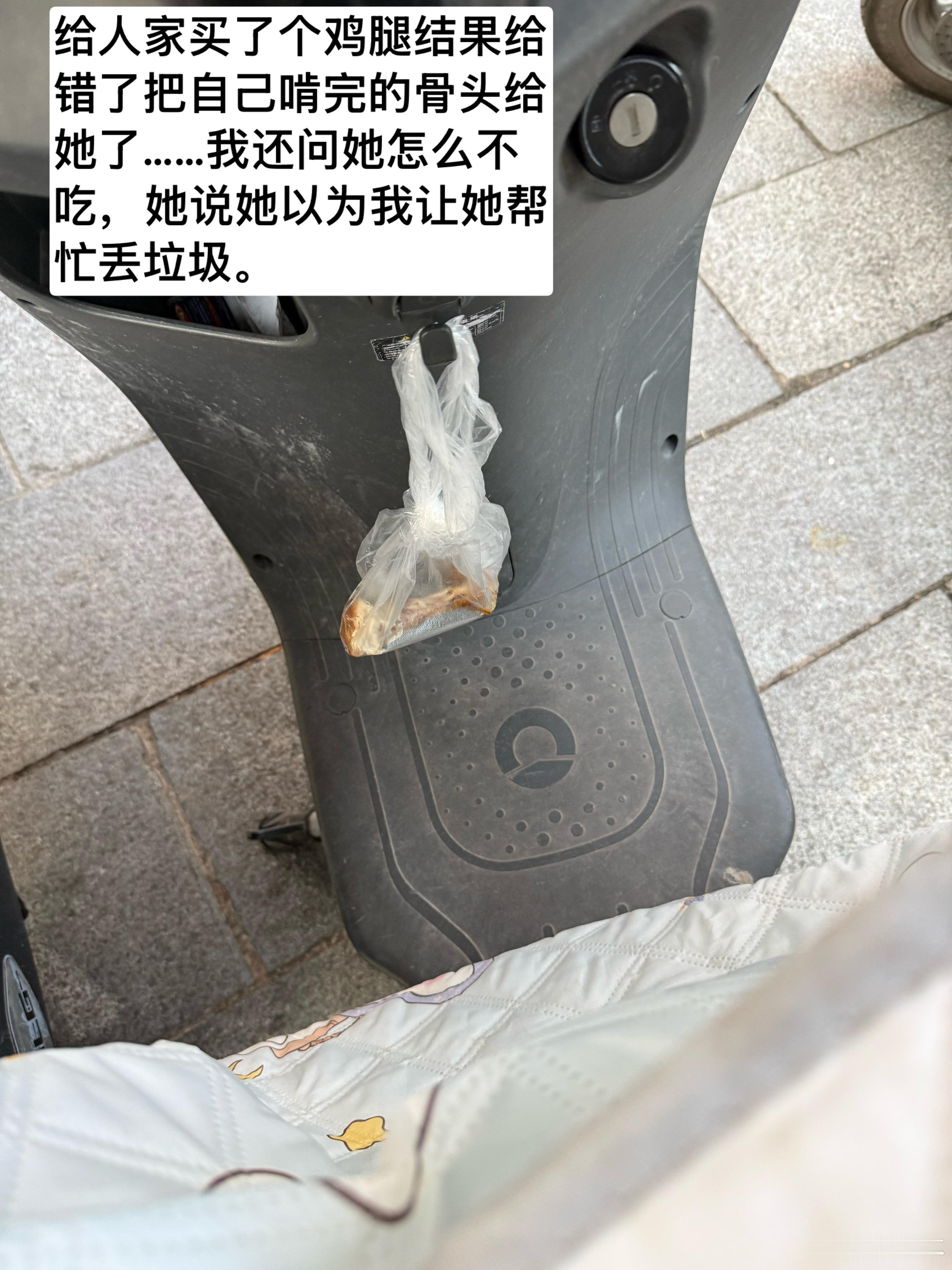 去完健身房就去我家看猫然后去她家看猫然后去吃烧烤，哎怎么办又第一次见面就对一个女