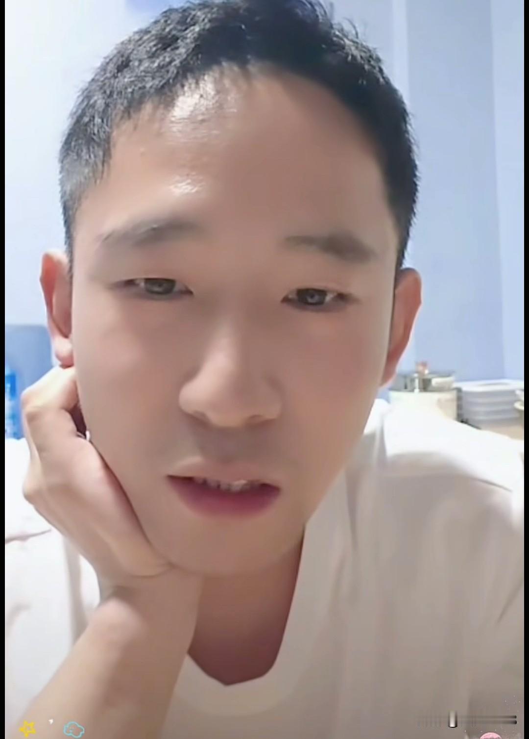 林德东每天晚上按时直播，直播人数几千人。
    林德东直播人气虽然没有其他寻亲