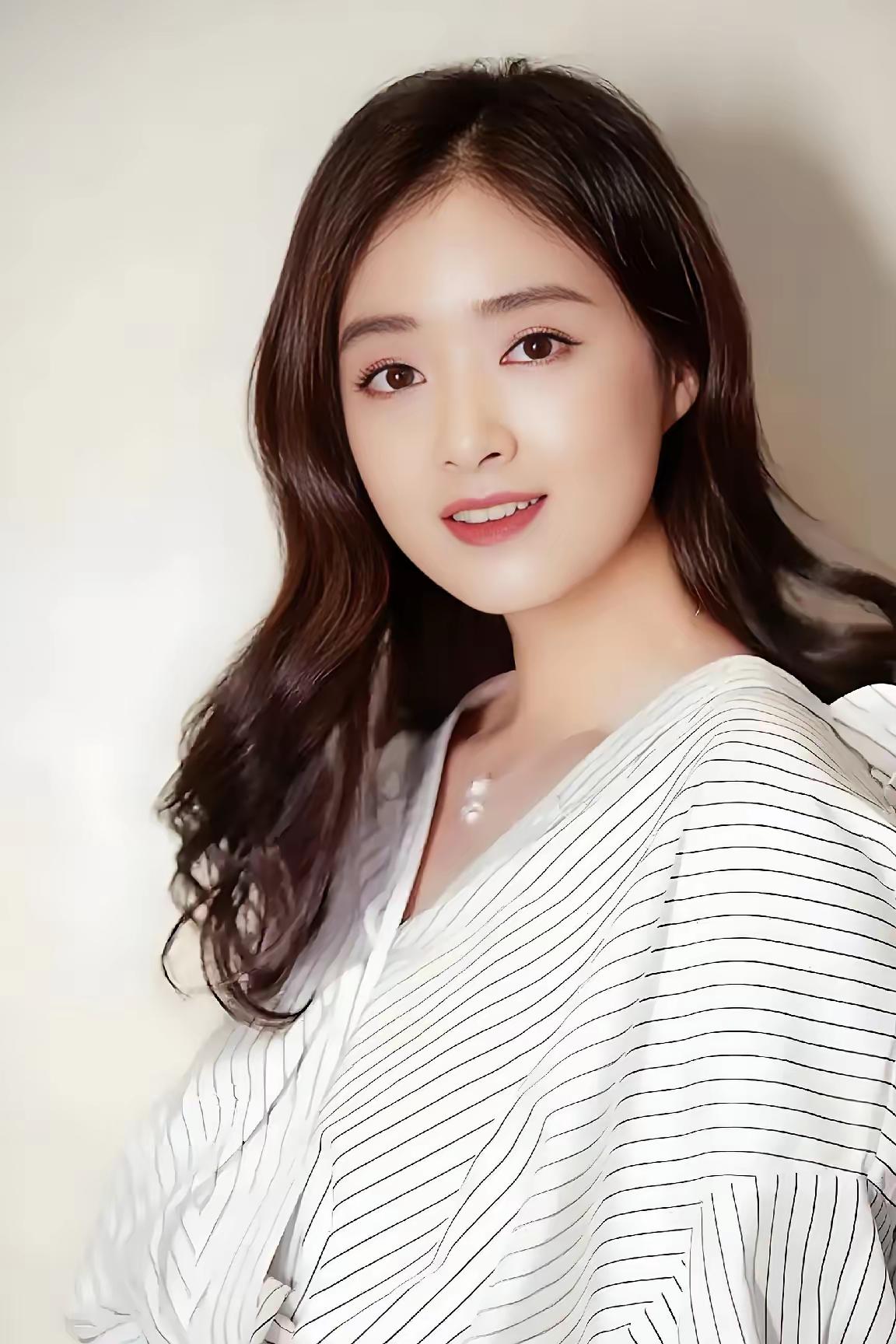 这四个美女明星简直就是少数民族的代表，真的是美得不可方物
难道少数民族的女人确实