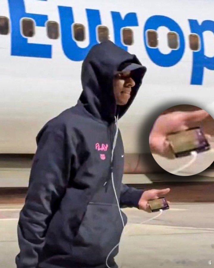 【心系曼联】TNT：国家德比赛前，拉什福德刚落地马德里就被发现用手机观看曼联与布