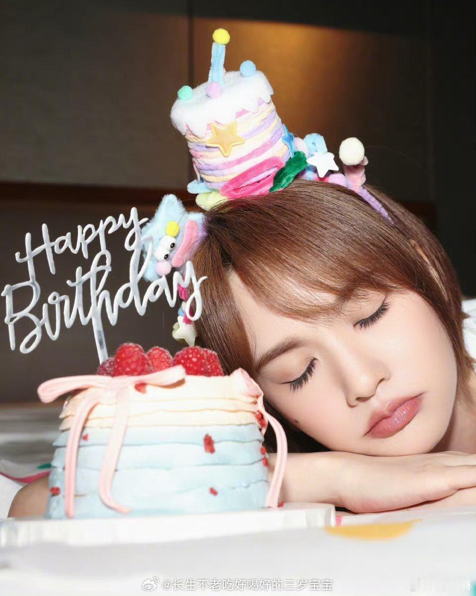 李荣浩陪杨丞琳过42岁生日31颗红心，没有一个多余的字，却胜过千言万语！李荣浩连