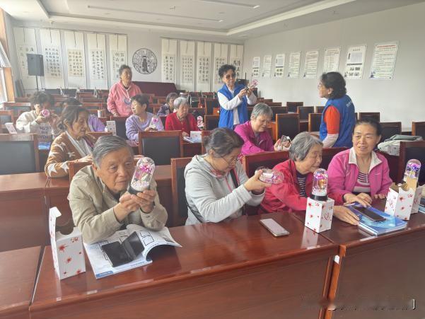 万柏林区南寒街道：指尖生花 乐养银龄时光
 
万柏林区南寒街道河南街社区举办老年