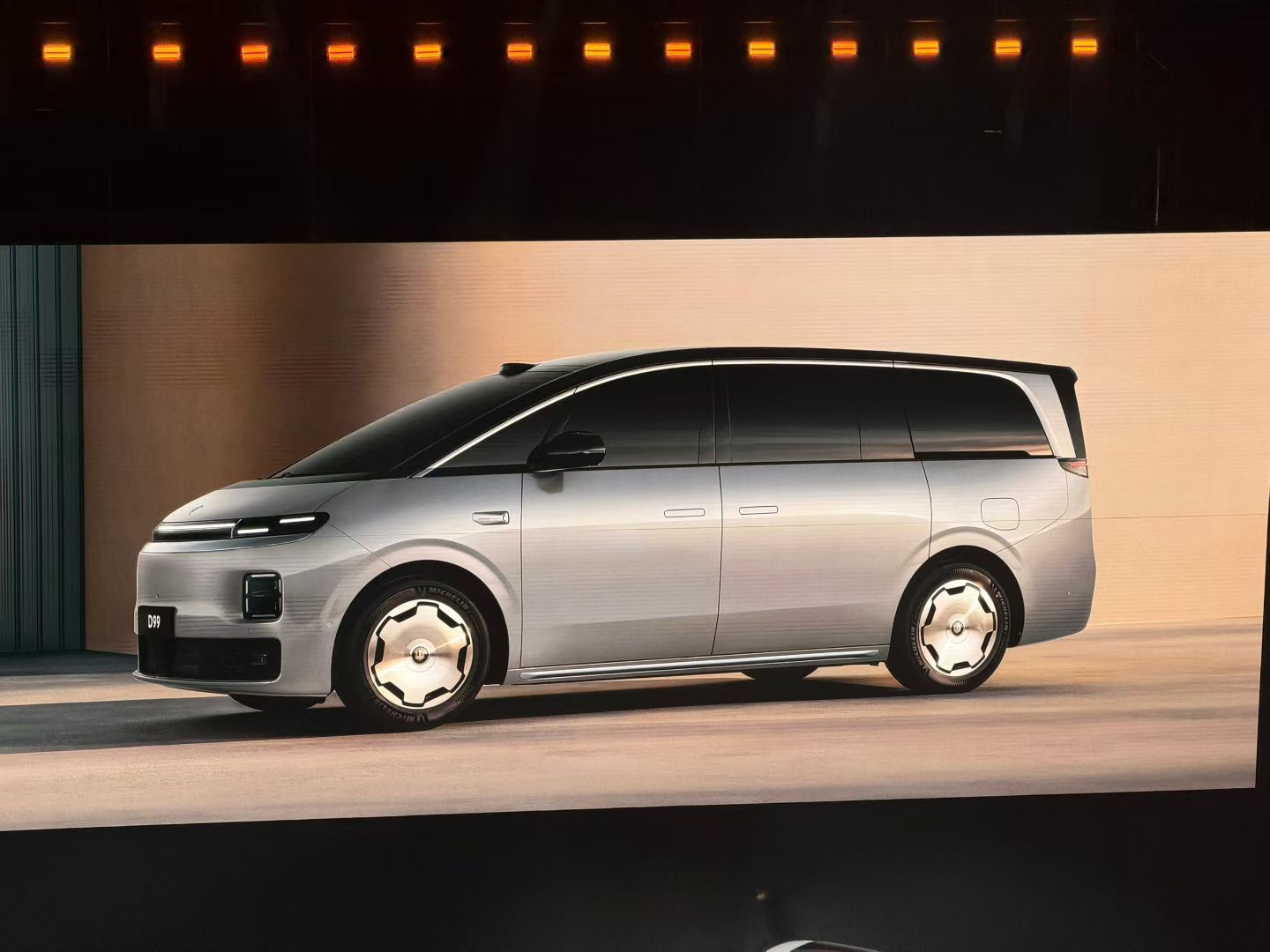 零跑不愧是“小理想”，首款MPV零跑D99长得和MEGA有点像