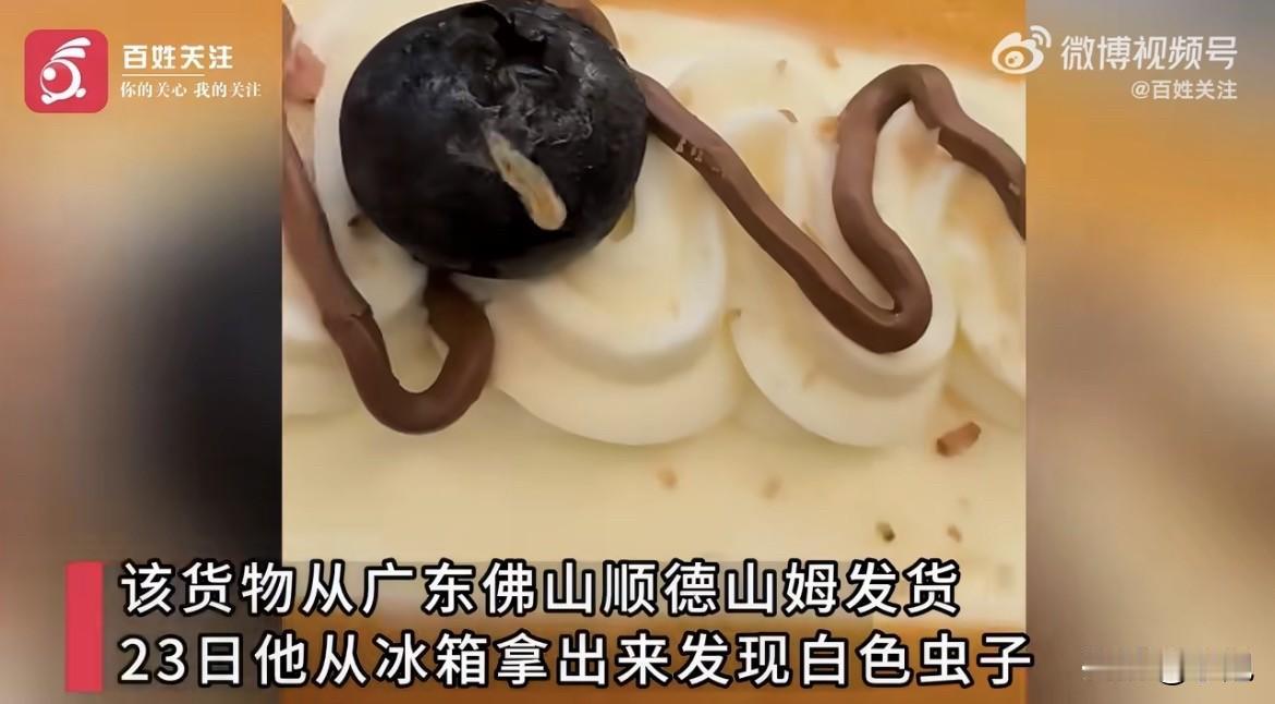 咬了一口面包，嚼了两下，咽了。

又拿起一块，接着吃。吃到第三块的时候，低头看了