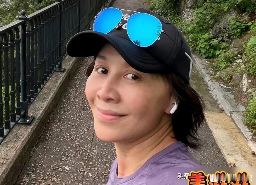 61岁的刘嘉玲，终于不装了。她素颜去跑步。皮肤暗黄，眼袋藏不住，颈纹也深刻。 