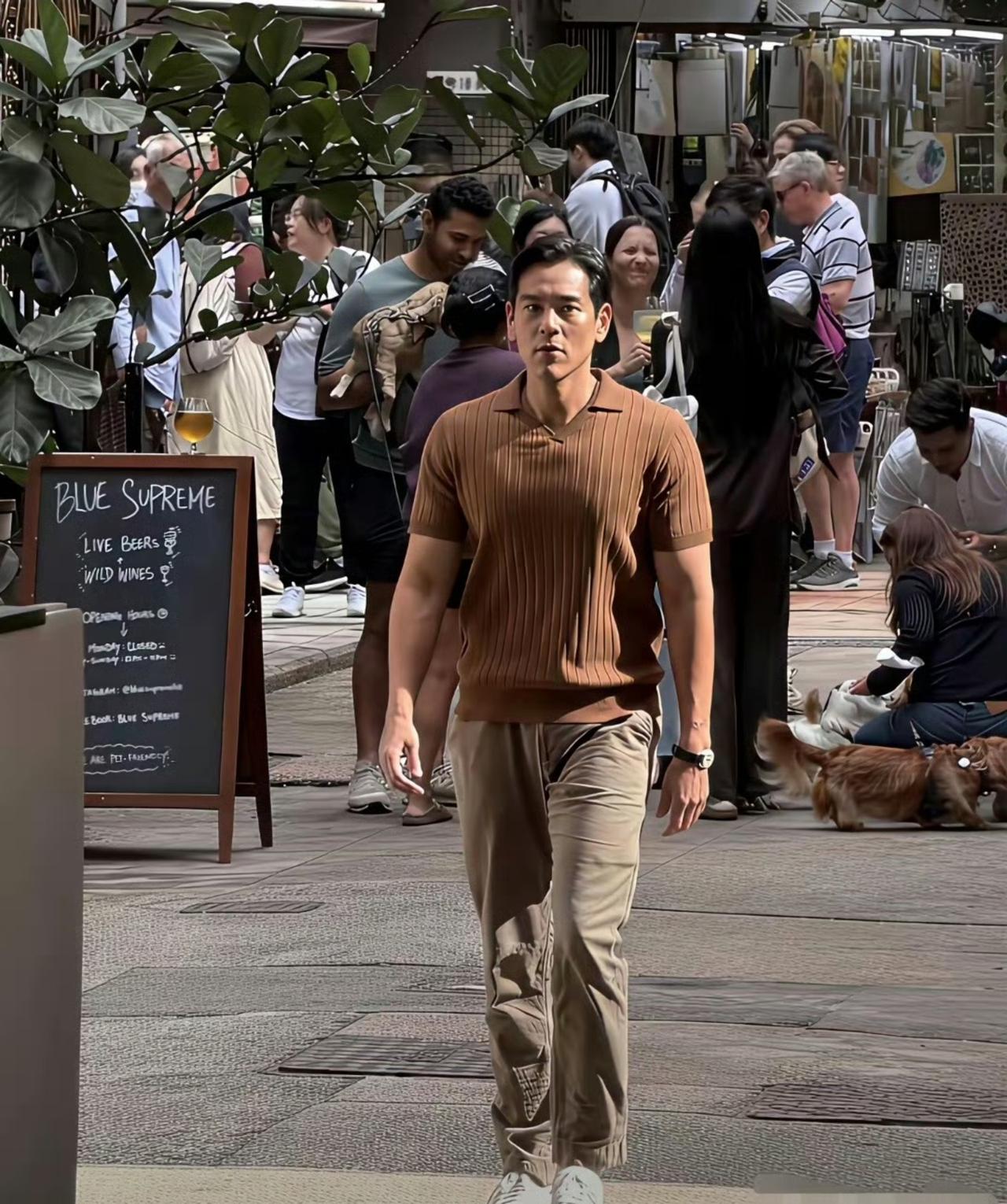 网友国外偶遇彭于晏。
彭于晏这个身材练的是真壮啊，走起路来虎虎生威，大宽肩膀子，