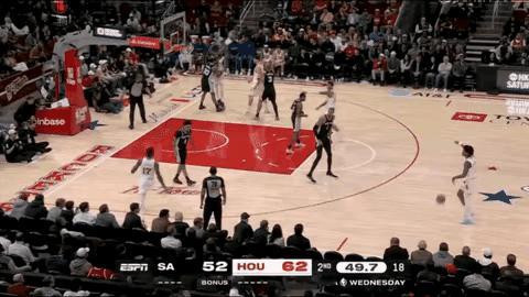 阿门屡被放空拒投，有类似威少湖人时的尴尬，可不能这么干啊！

火箭在主场被大逆转