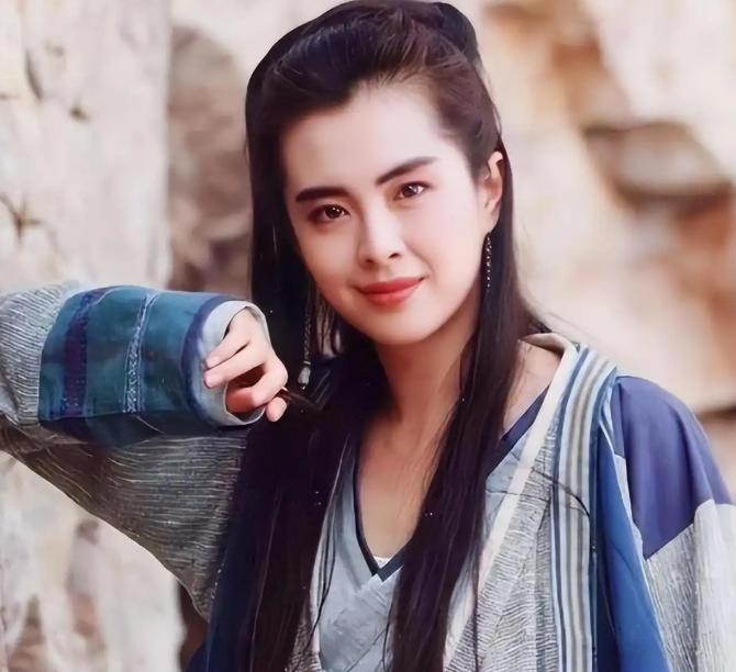 1990年，王祖贤第一次去北京拍广告，片酬200万。坐出租车时她给司机5块钱，司
