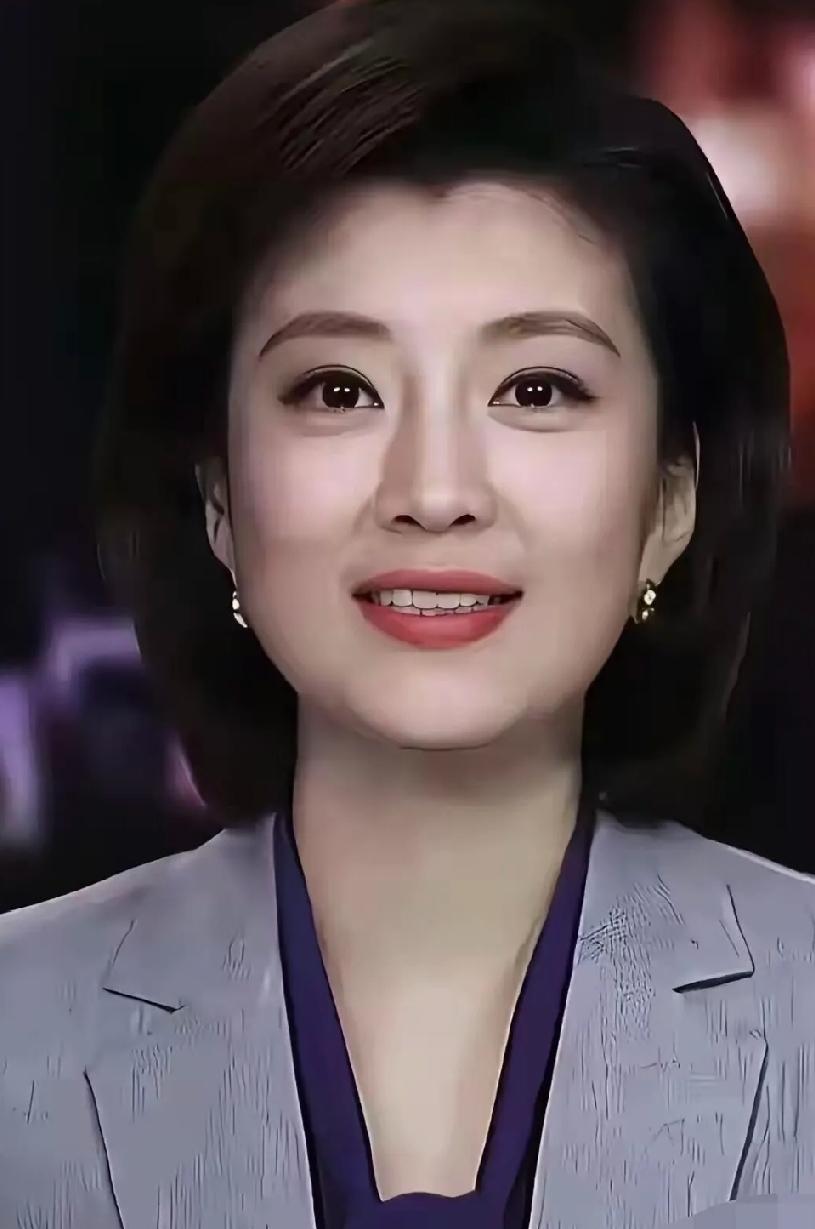 她可以说是中国美女天花板级的人物，面容姣好，五官精致，是中国的标准美女。

个人