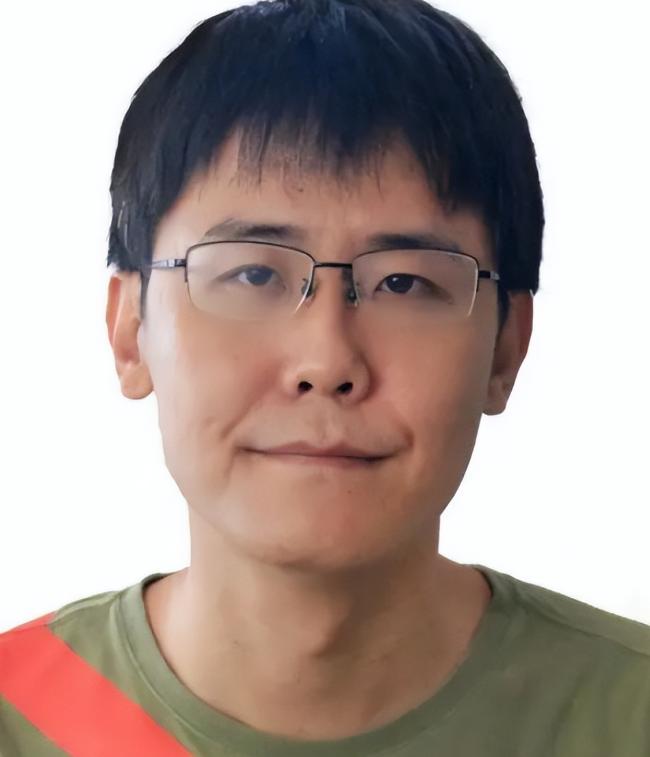 2002年，22岁的清华高材生刘海洋，在动物园将浓硫酸先后泼向五只熊，本以为会遭