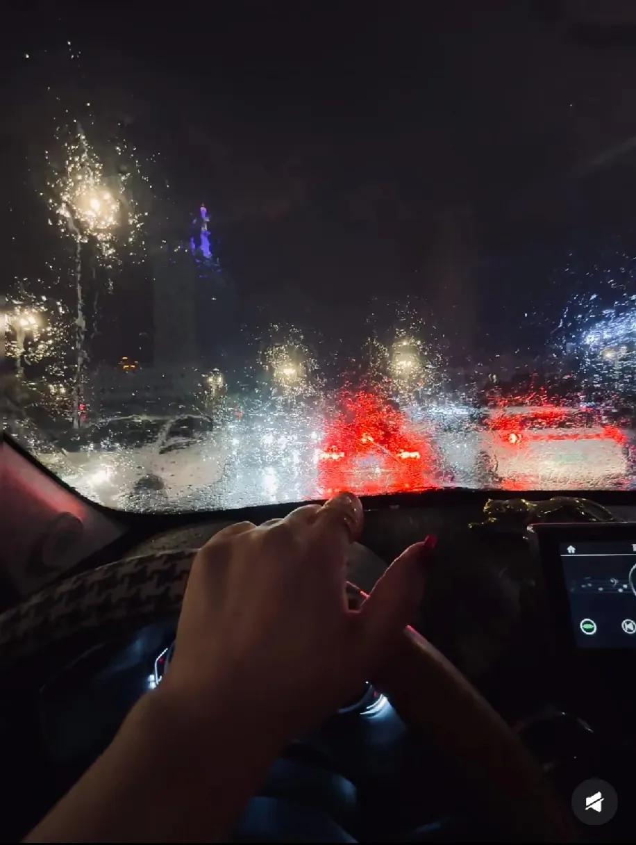 七点出门十点半进家，这日子我过了三年，谁不是这么熬的？
 
今早七点，拽着还没醒