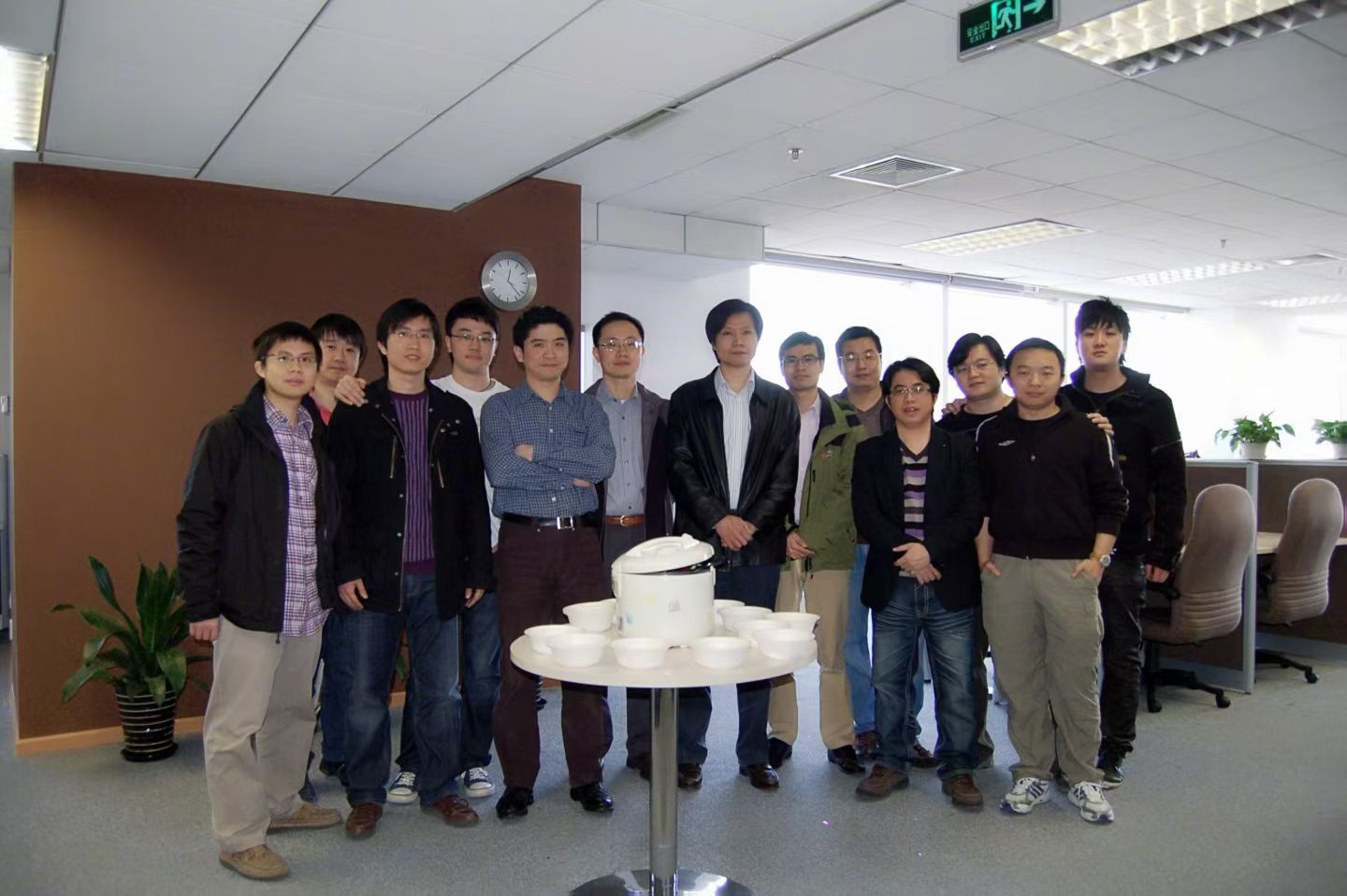 今天是小米创办十六周年的特别日子，从初心造手机到跨界造汽车，一路不断突破。我第一