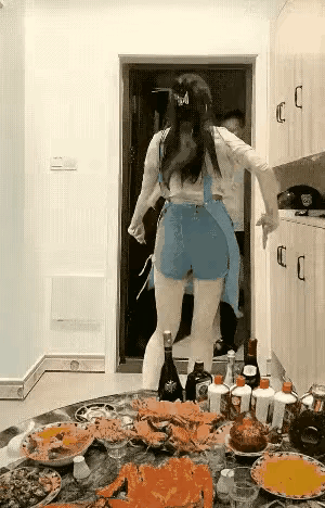 好家伙
看这一桌子的酒
至少是A6的家庭了[赞]