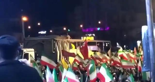 伊朗硬气 
 
4月21日晚，伊朗首都德黑兰卡德尔广场，一枚“卡德尔”中程弹道导