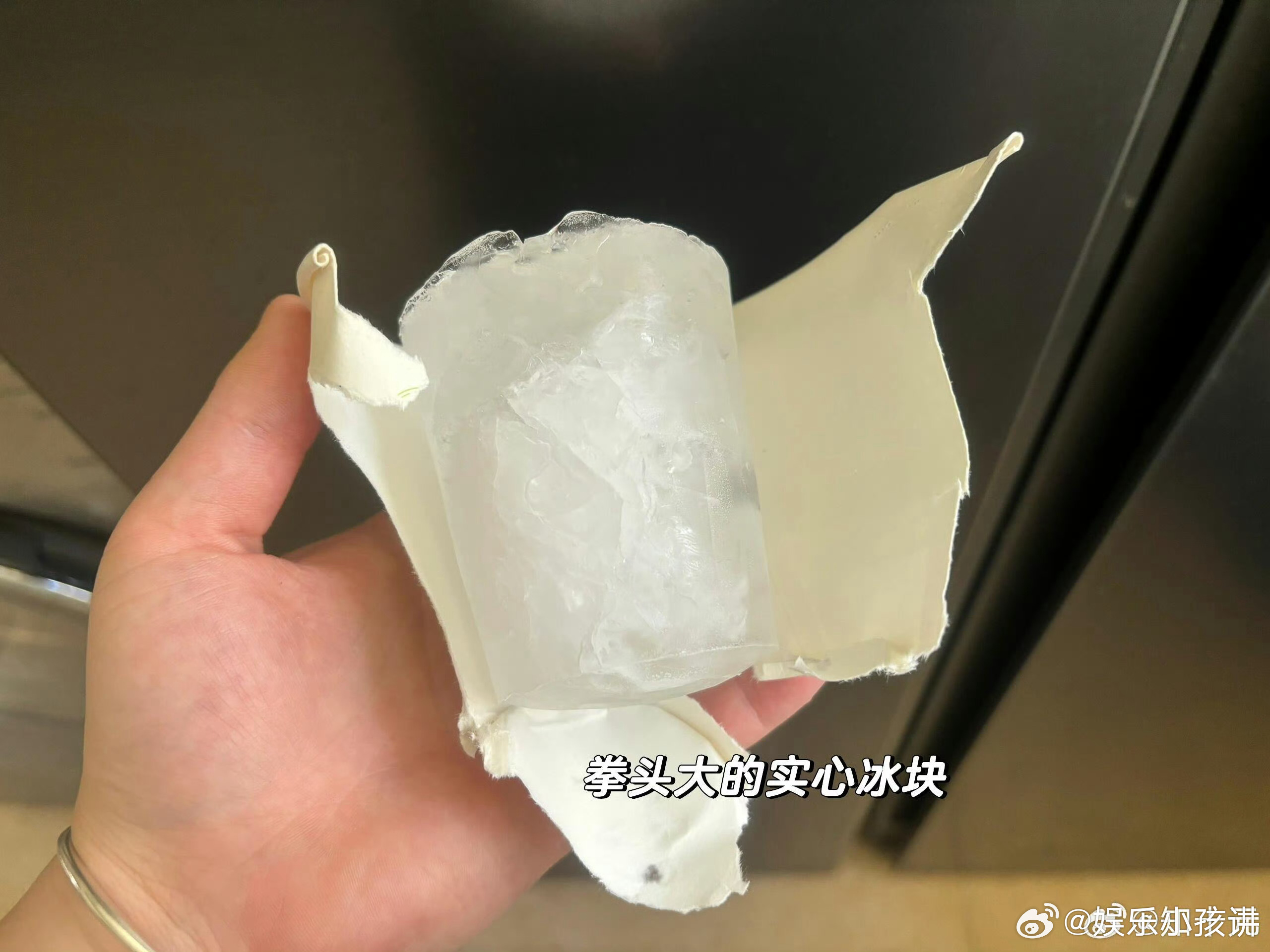 我的懒人制冰方法 保温杯装水侧躺冻，冻成弧形冰，放杯子里不卡，融化速度也慢🥤 