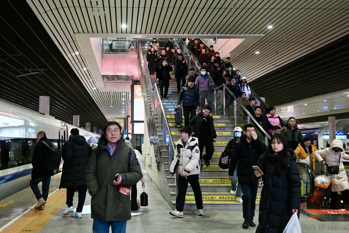 深圳地铁 11 号线普通车厢人满为患，商务车厢几乎空无一人，这种情形在高铁上也会