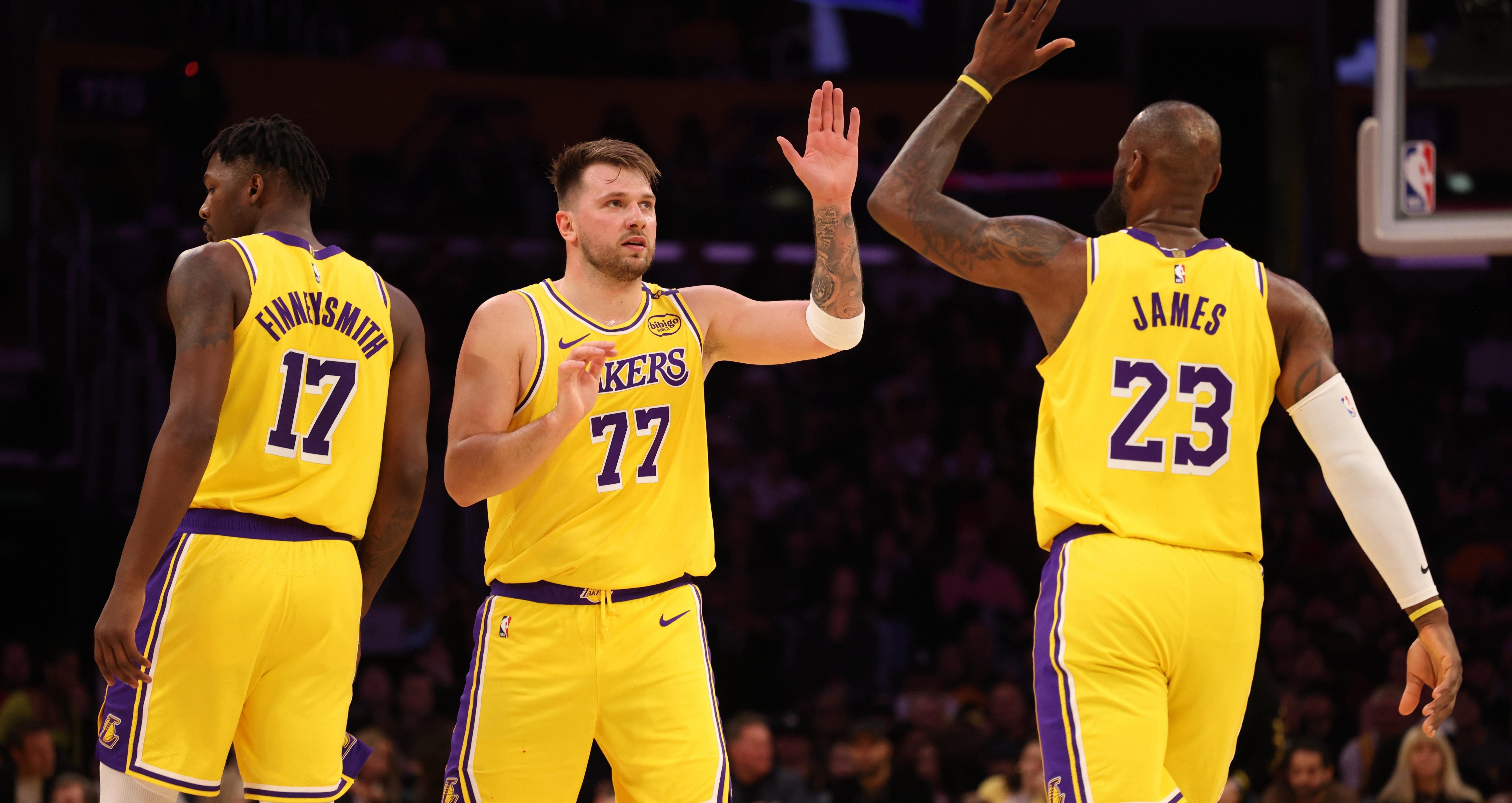 很多人也许忘了，二月份刚交易时湖人持续打出过一个半月联盟第一的防守效率105.1