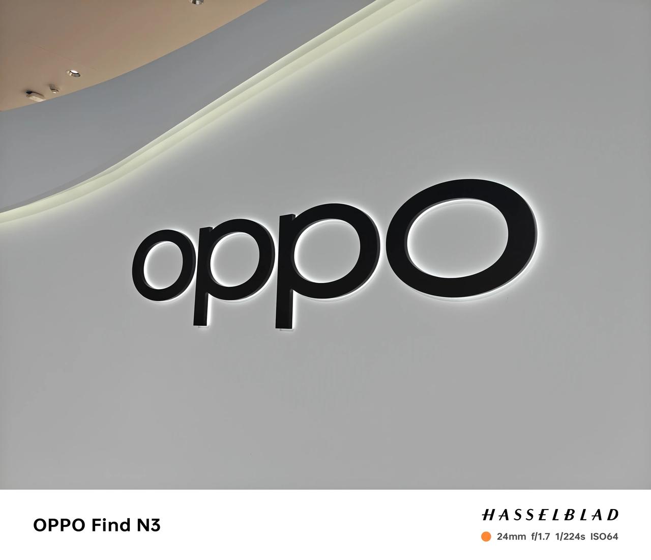 拿着OPPO Find N3去拍OPPO Find N3的体验区，挤不进去，出来