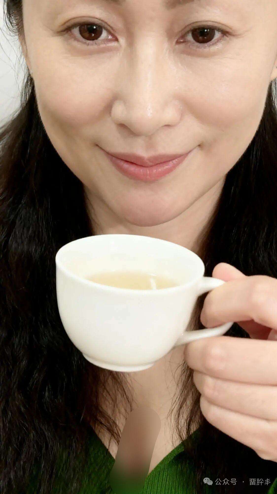 我的今日状态：🏝️旅行度假
我这里的天气：☀️晴天
午后陪阿姨喝茶，你愿意吗？