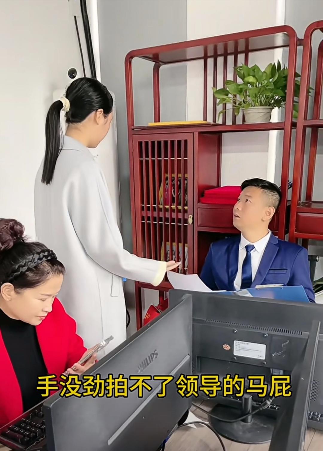 某职工的辞职理由：
1、脚太小，穿不下领导给的小鞋；
2、嘴太小，吃不了领导画的