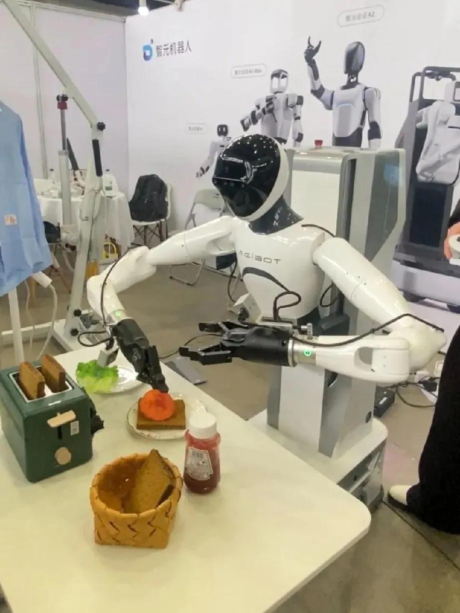 AI飞速发展，引发取代人类的普遍焦虑，但本质上它是赋能工具，而非替代者。AI擅长