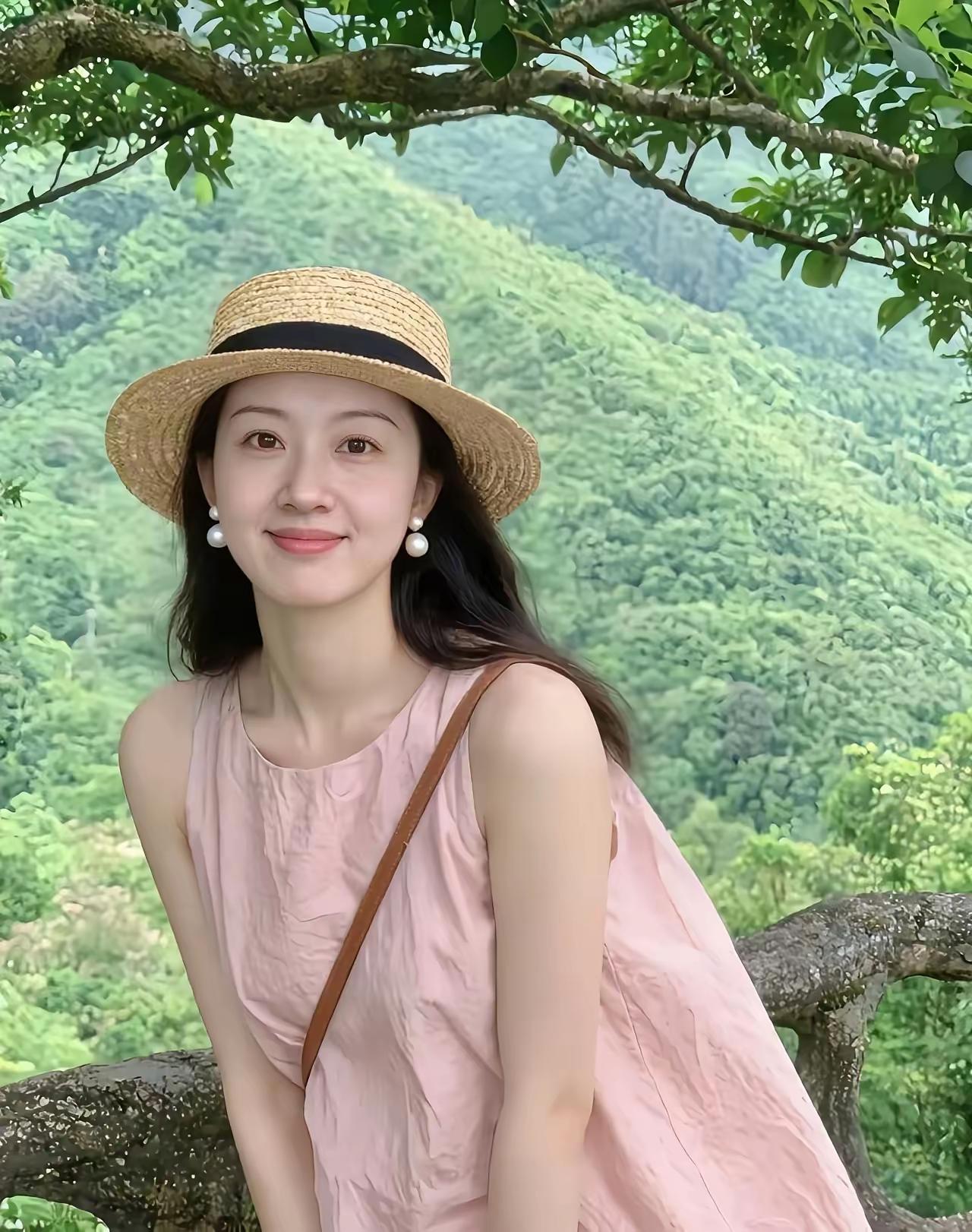 夏日清新穿搭，草帽+粉色连衣裙，山间绿意盎然，元气满满的一天！🌿💗