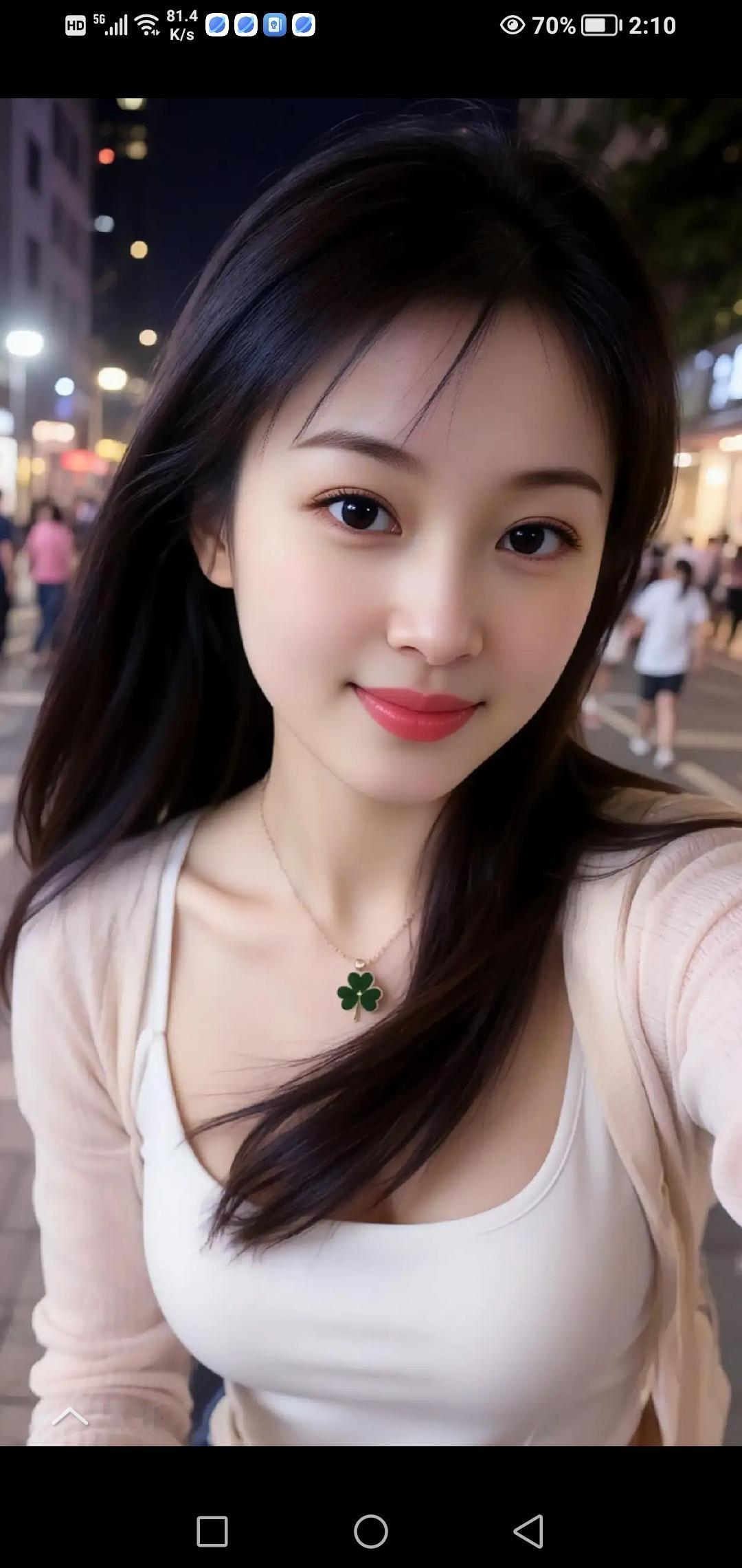 夜晚的街拍，微笑的少女，四叶草项链，时尚穿搭🌟🍒💖