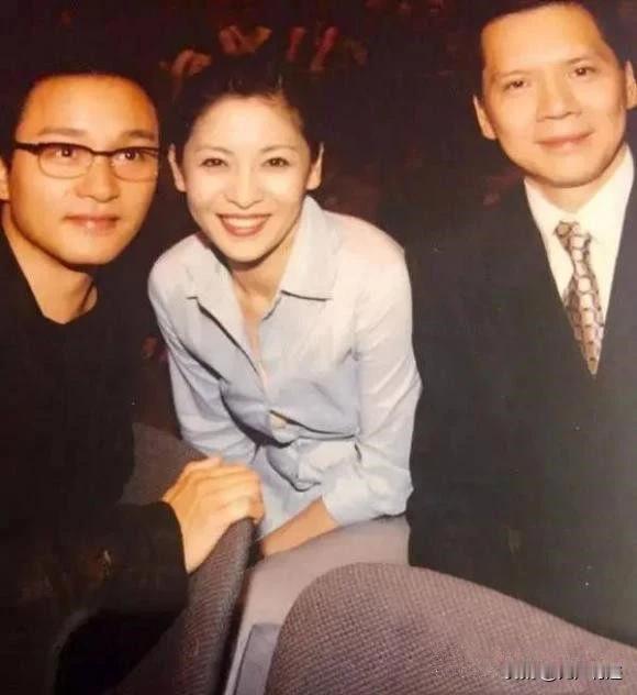 向太陈岚年轻时确实很美，下巴尖尖，眉峰高挑，艳光四射的大美人！难怪身处娱乐圈的向