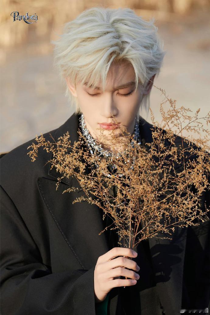 余宇涵新歌pandora上线 余宇涵又进化了！从编曲到舞台再到造型全在线，氛围感