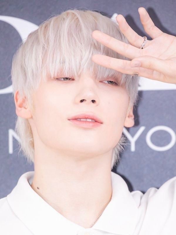 休宁凯怎么敢碰 C 混颜一jayjay  生图眼睛有他一半大吗？ ​​​